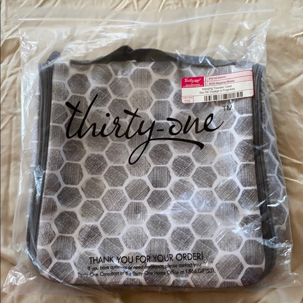 NEW Hanging Traveler Case by Thirty One Gifts